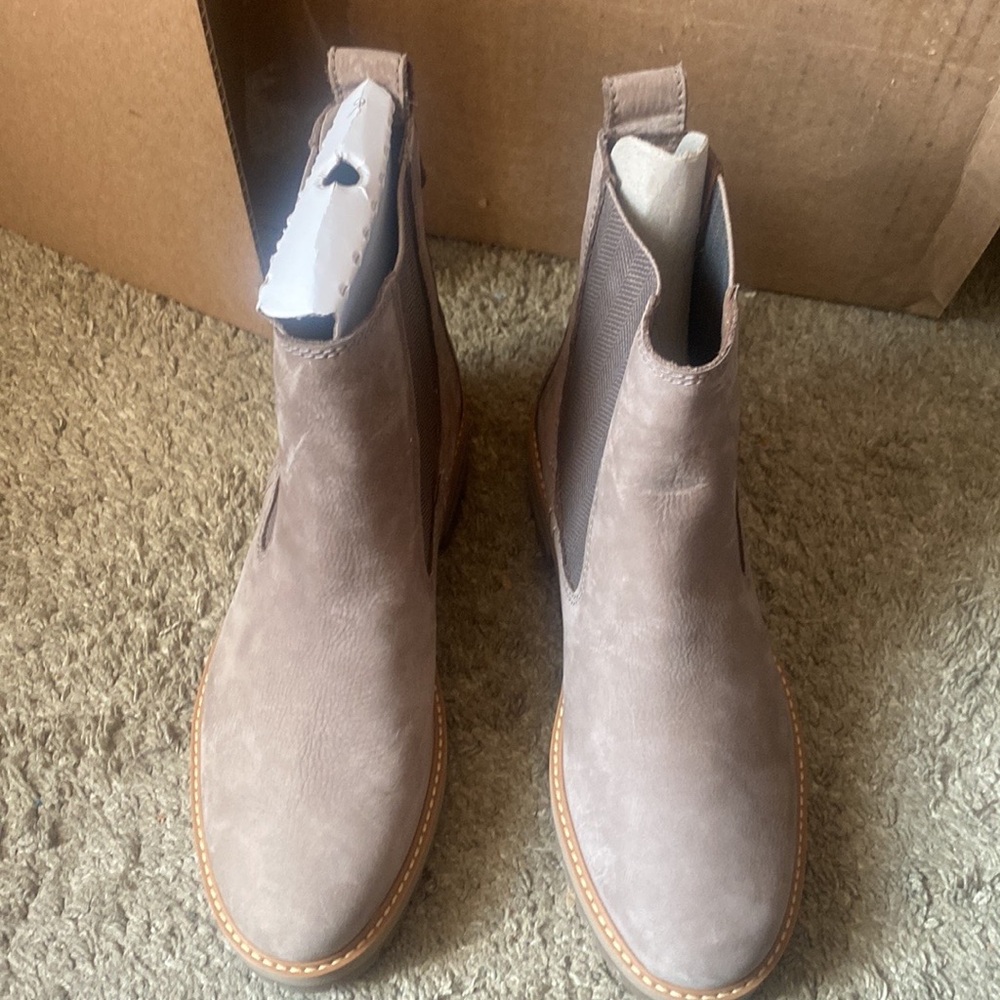 Women’s Timberland Courmayeur Valley Chelsea style boot, Size 9